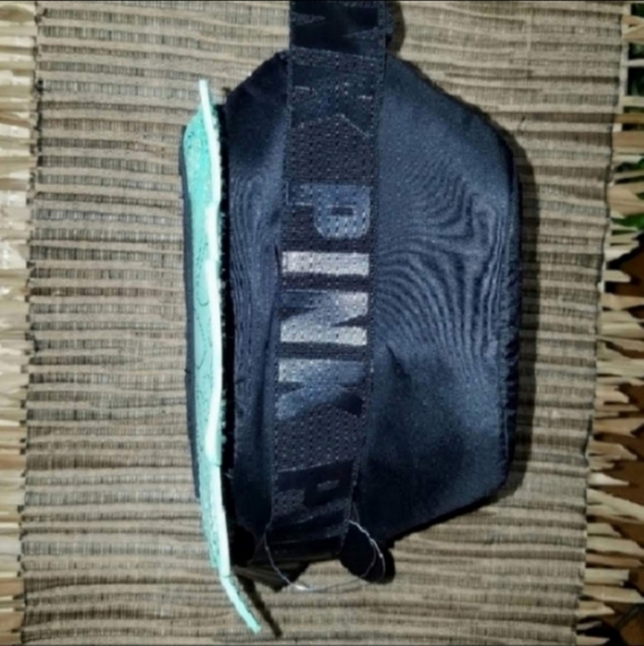 Pineapple shaped bag
Gently used 
No flaws - Picture 3 of 3